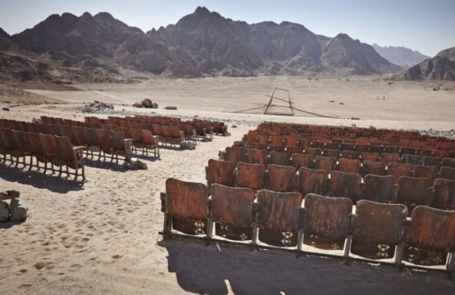 Призрачный кинотеатр посреди пустыни