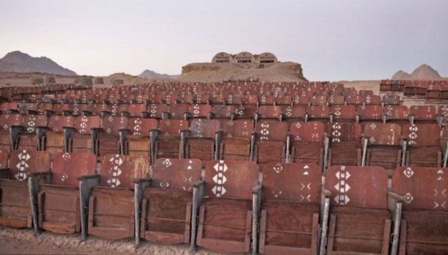Призрачный кинотеатр посреди пустыни