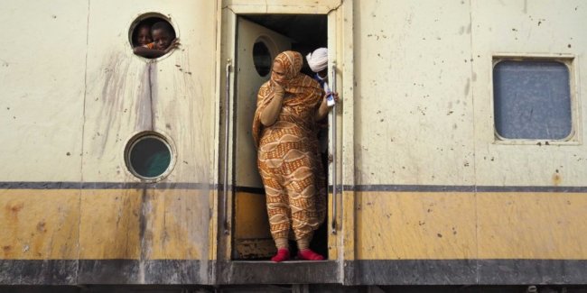 Трудная 17-часовая поездка на поезде в Мавритании