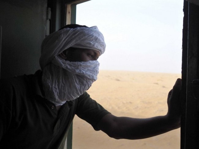 Трудная 17-часовая поездка на поезде в Мавритании