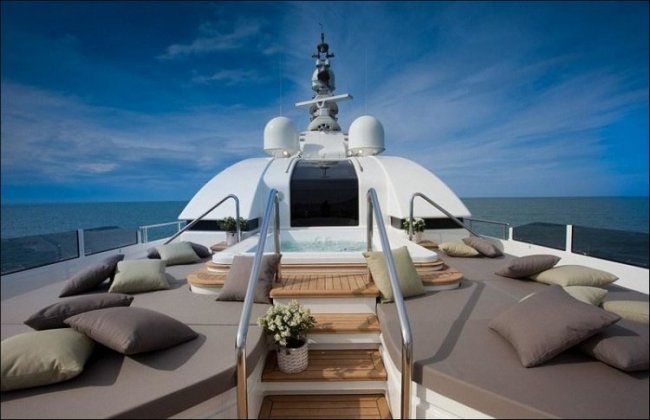Яхта со встроенным гаражом для катера