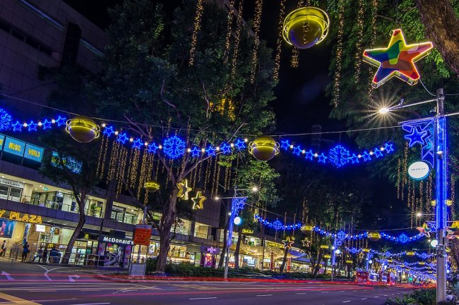 Как выглядит самая известная улица Сингапура перед Рождеством и Новым Годом