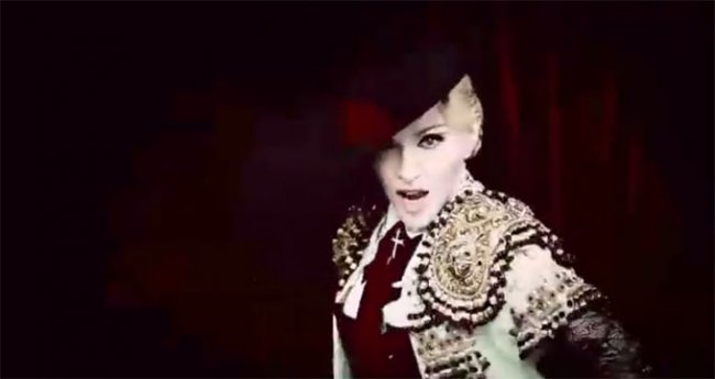 Новое видео Мадонны "Living For Love"