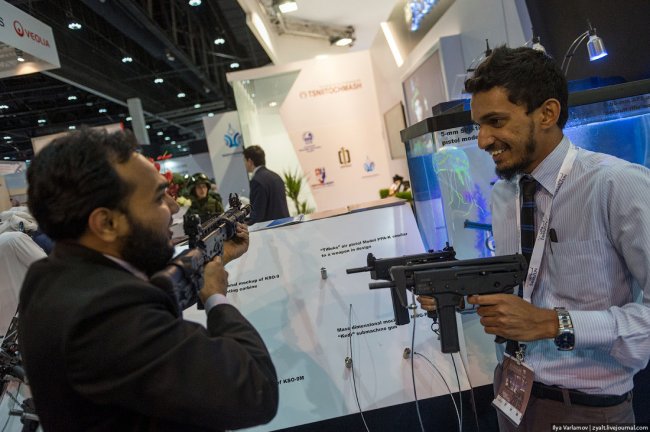 Экскурсия по выставке оружия в Абу-Даби