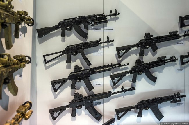 Экскурсия по выставке оружия в Абу-Даби