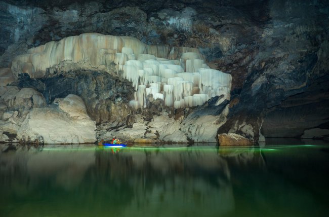 Путешествие по пещере Tham Khoun в Лаосе