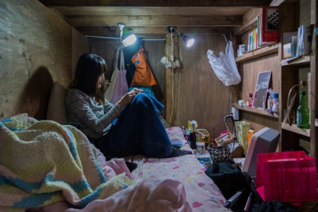 Шокирующие образы людей, живущих в крошечных отсеках в Японии