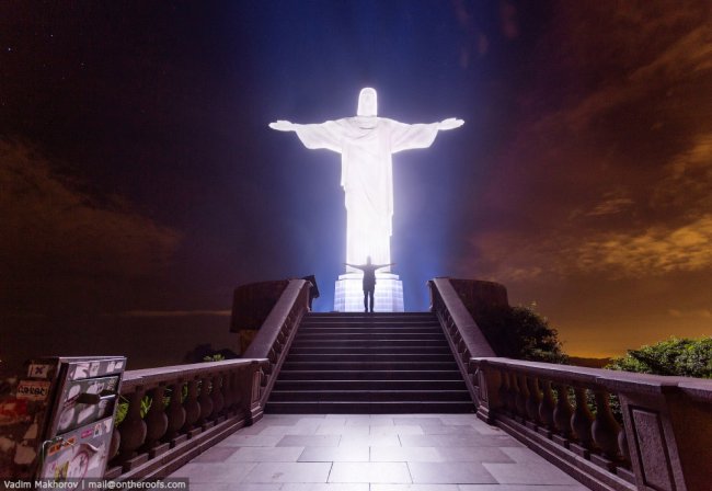 Наверху статуи Христа-Искупителя в Рио-де-Жанейро