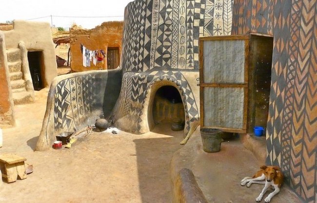 Королевская деревушка в Африке с расписными домами