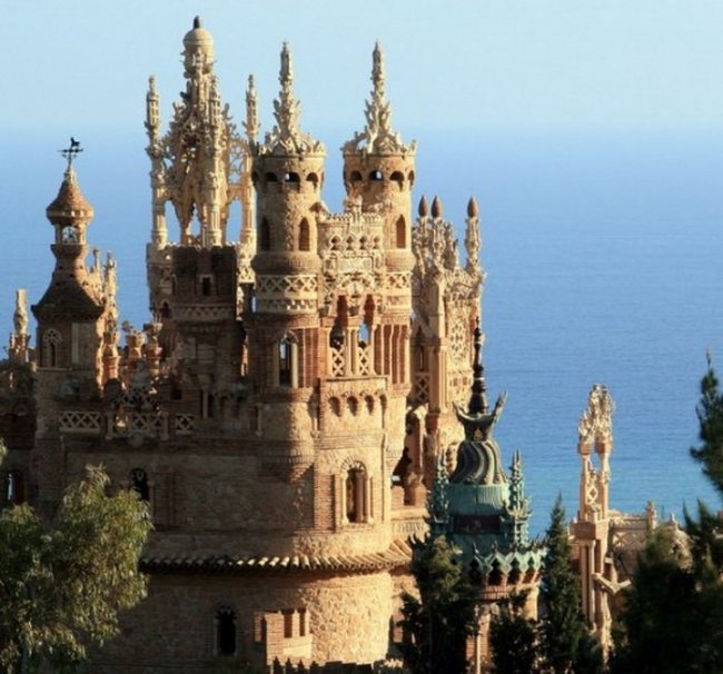 Испанский замок Коломарес