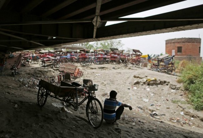 Кинотеатр для бедных под мостом в Индии