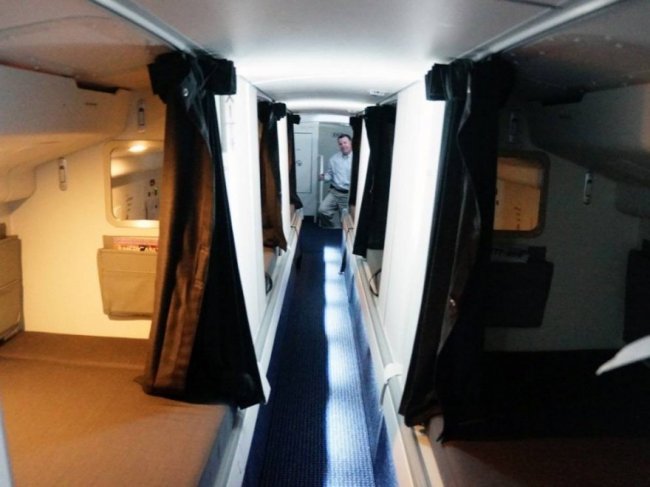Где спят стюардессы во время длительных перелётов