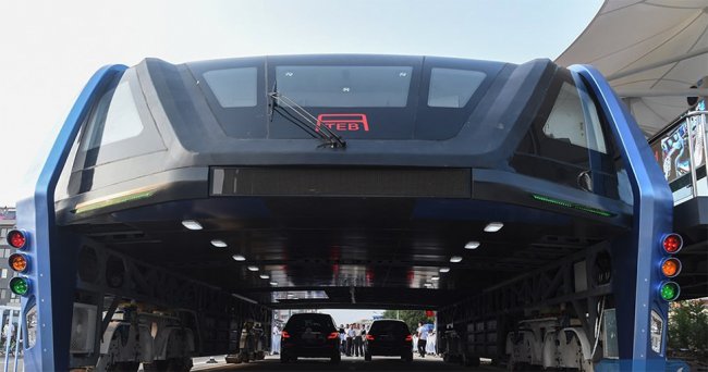 В Китае запустили автобус, который проезжает над машинами