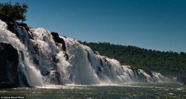 Такого вы больше нигде не увидите: уникальные боковые водопады на реке Игуасу в Аргентине