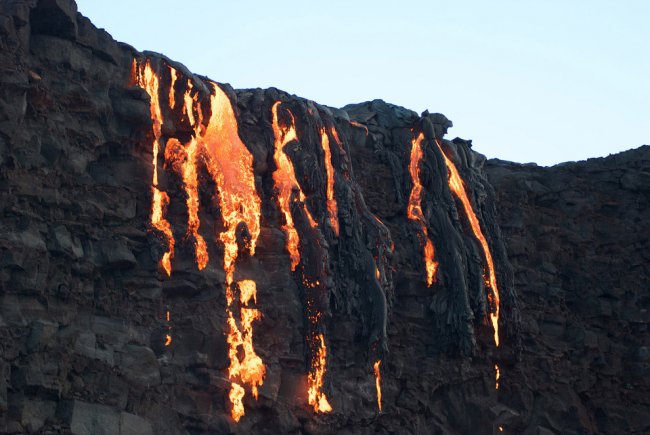Потоки лавы из вулкана Килауэа на Гавайях