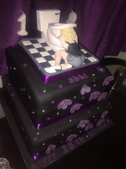 Мама затроллила дочь с помощью креативного торта