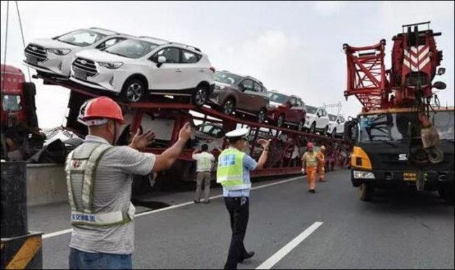 В Китае автовоз завис над пропастью