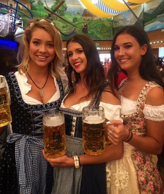 Задорные девушки хлещут пиво на Октоберфесте-2016