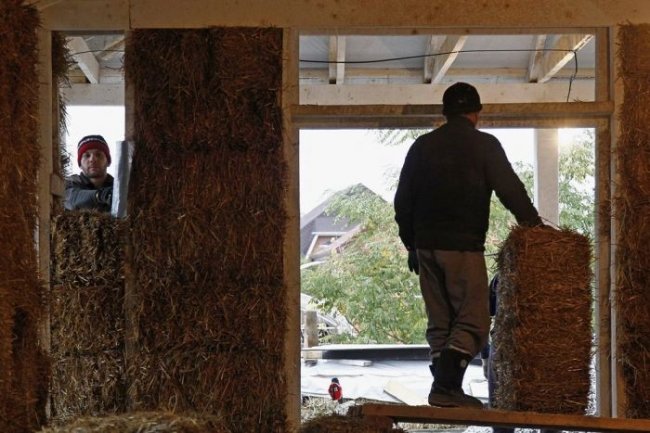 Владикавказский бизнесмен построил себе дом из соломы