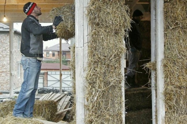 Владикавказский бизнесмен построил себе дом из соломы