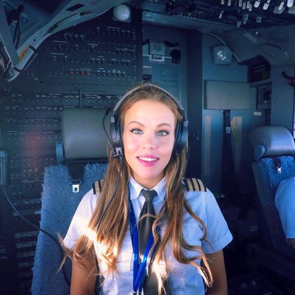 Девушка-пилот путешествует и демонстрирует позы из йоги (24 фото)