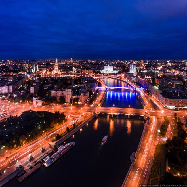 Фотограф полгода снимал Москву с коптера