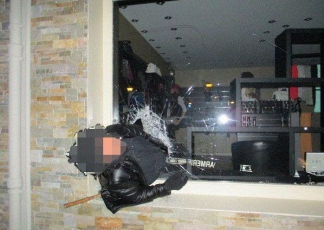 Во Франции грабитель застрял в витрине ювелирного магазина (2 фото)