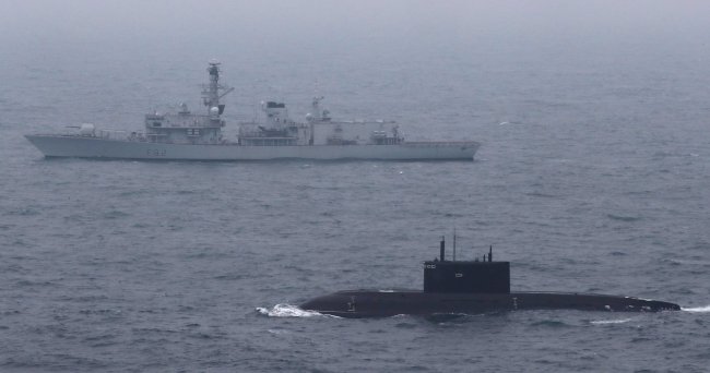 Подводная лодка "Краснодар" проходит пролив Ла-Манш