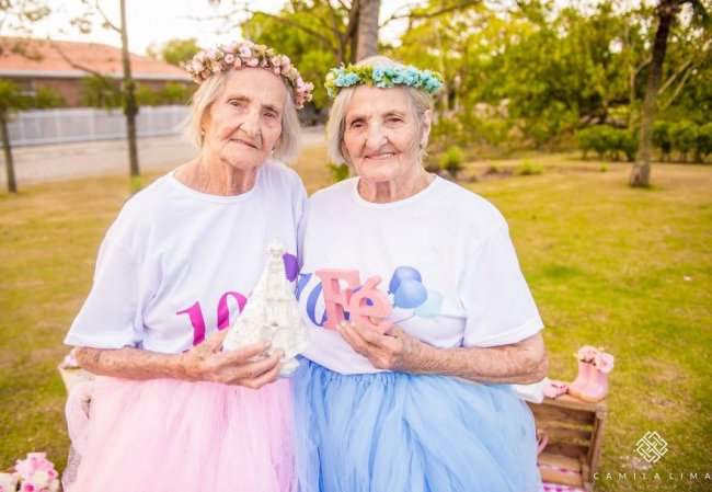 Фотосессия сестер-близнецов в честь 100-летия