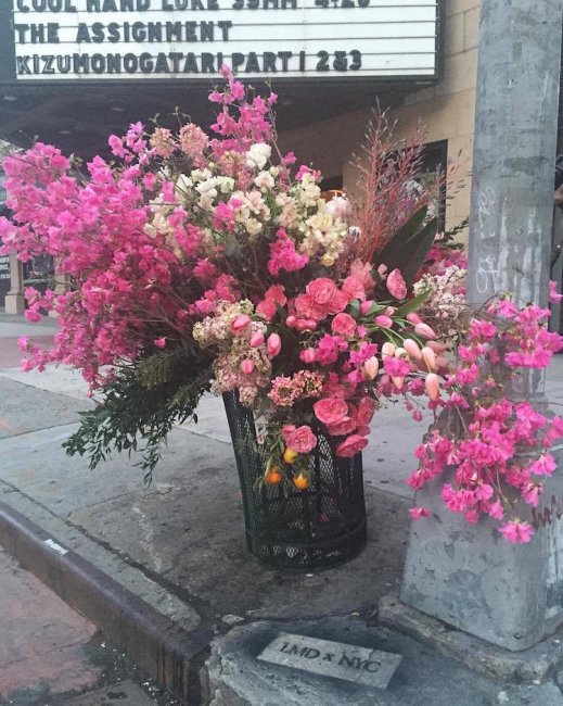 Флорист ярко оформляет уличные детали