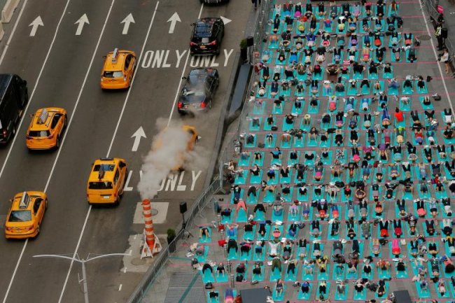 Массовая йога на Таймс-сквер