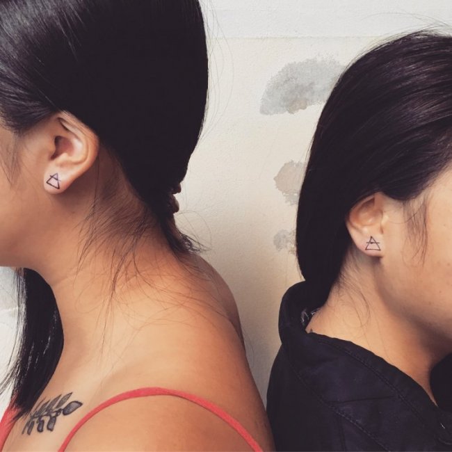 Новый модный тренд: татуировки на мочках ушей