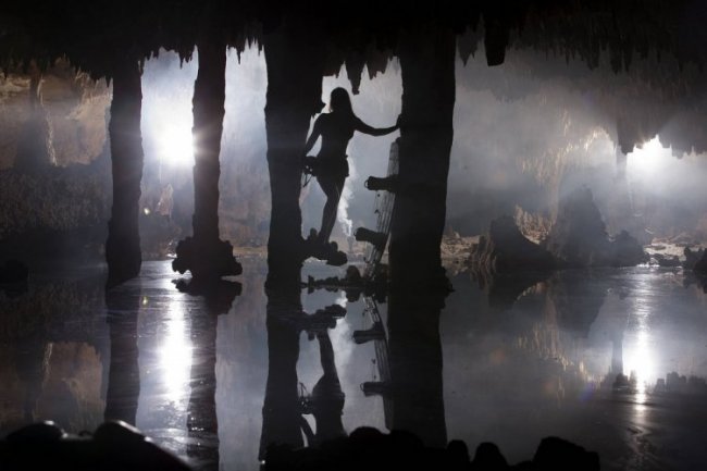 Впечатляющий вейкбординг в подземных пещерах