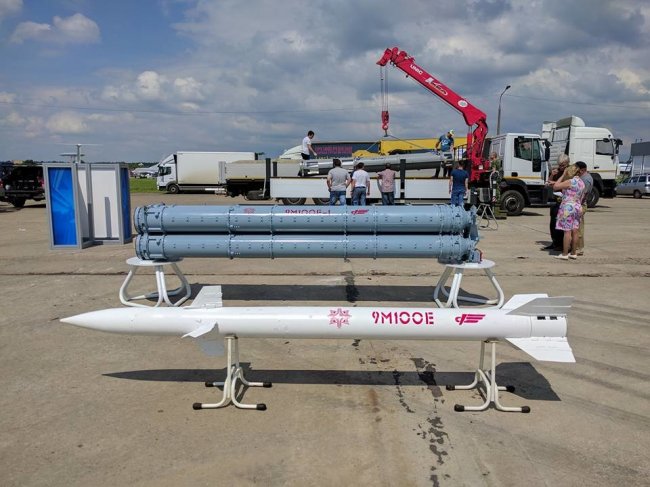 Зенитная управляемая ракета 9М100 в экспозиции авиасалона МАКС-2017