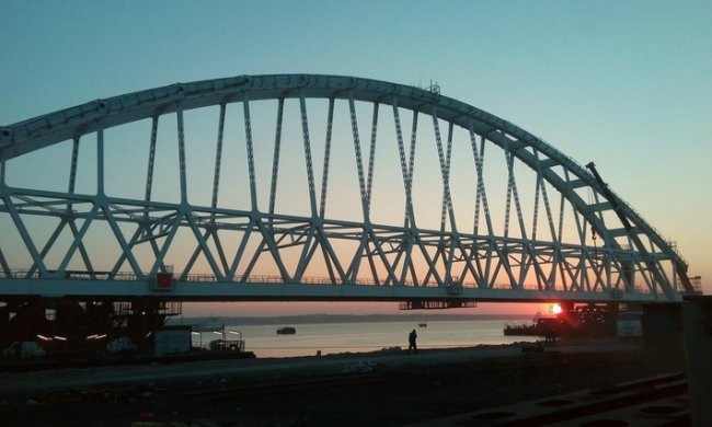 Началось выдвижение железнодорожной арки Крымского моста