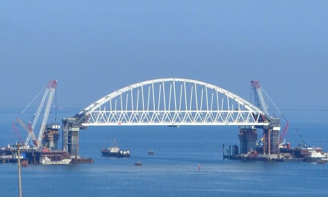 Установка ригелей на фарватерные опоры для автодорожной арки Крымского моста