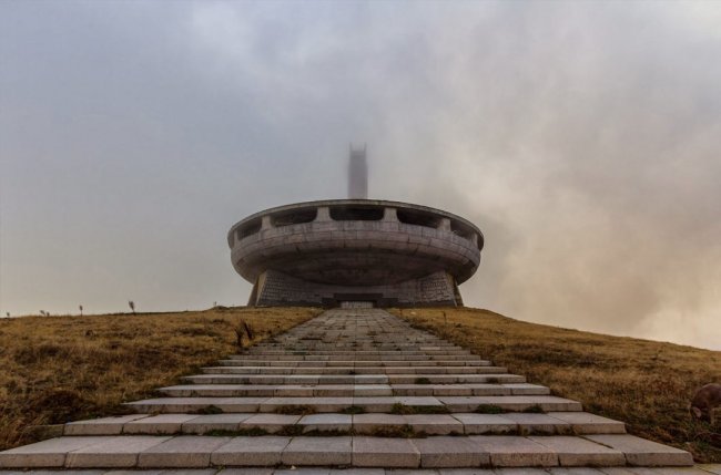 Заброшенный памятник на горе Бузлуджа