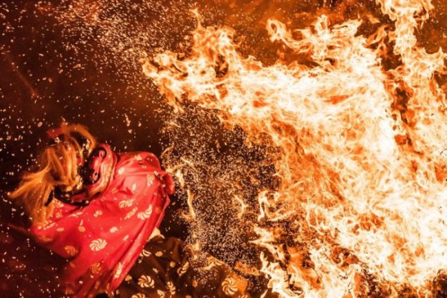 Японский дух огня проходит сквозь языки пламени