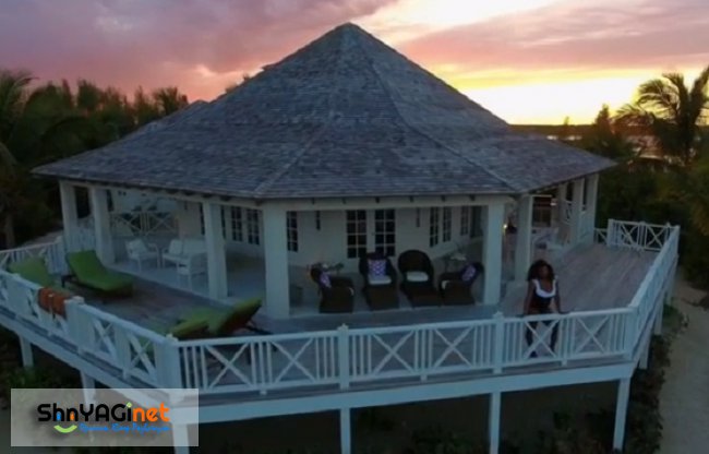 Серена Уильямс проводит медовый месяц с мужем и дочерью на Багамах