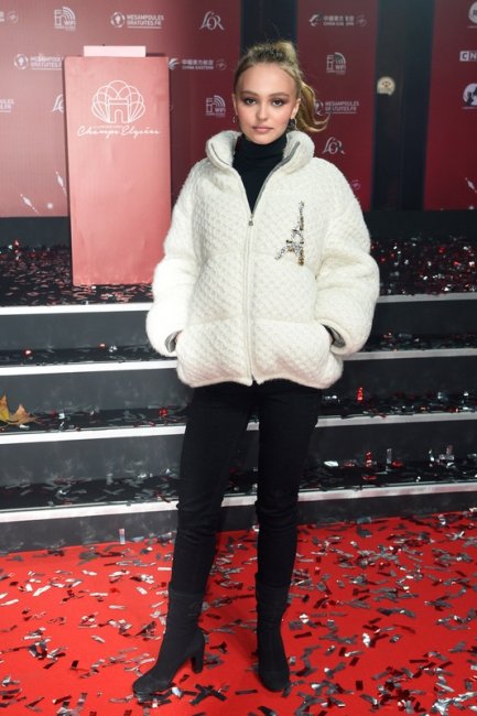 Лили Роуз-Депп включила гирлянды в Париже (9 фото)