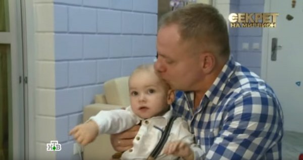 54-летний Александр Мохов впервые показал полуторагодовалого сына