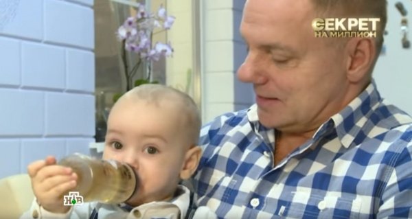 54-летний Александр Мохов впервые показал полуторагодовалого сына