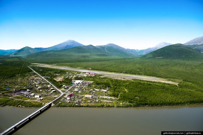 Якутский посёлок Усть-Нера: летний вид на полюс холода
