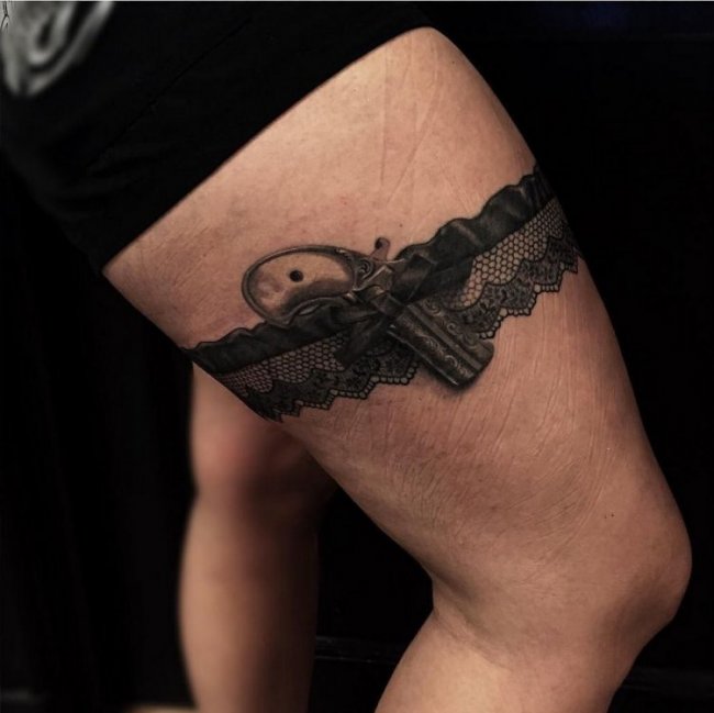 Свежий тренд в Instagram:татуировки в виде чулок