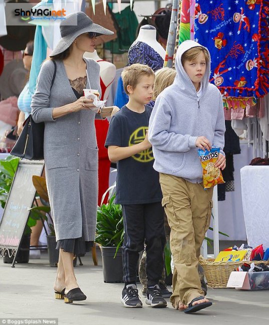 Анджелина Джоли с детьми на рынке