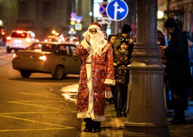 Деды Морозы и Санта-Клаусы шагают по планете
