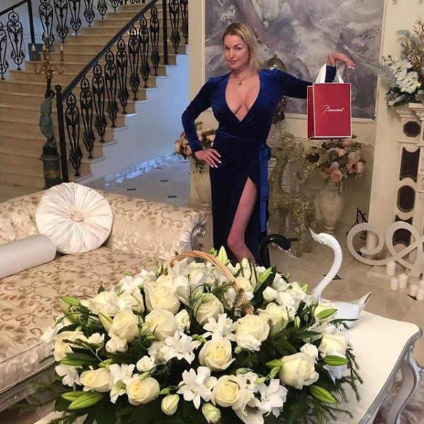 Анастасия Волочкова поздравила фанатов откровенным фото