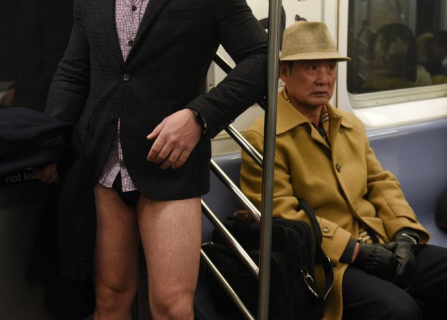 Их нравы: в метро без штанов