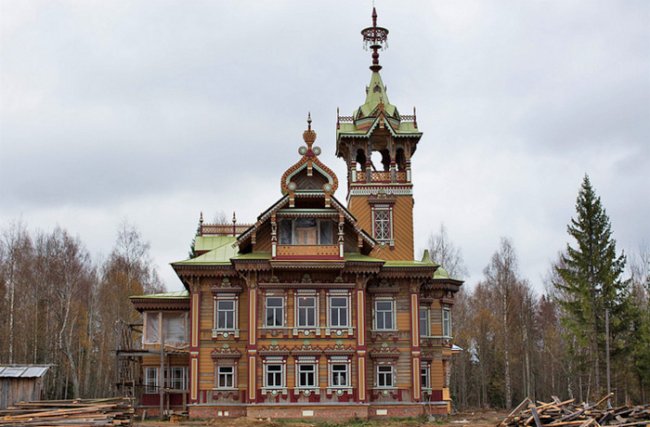 Удивительный деревянный терем в Чухломе Костромской области