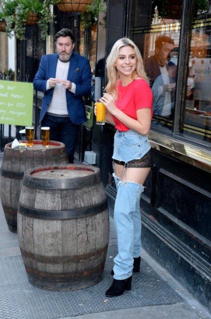 Девушка в странных джинсах прогулялась по Лондону